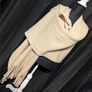 NWOT! STEVE MADDEN! LOVELY CHAMPAGNE BEIGE PINK ULTRA SOFT FRINGED SCARF!